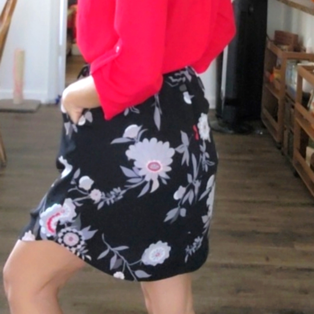 The Loft Black Floral Skirt extra small - Picture 4 of 15